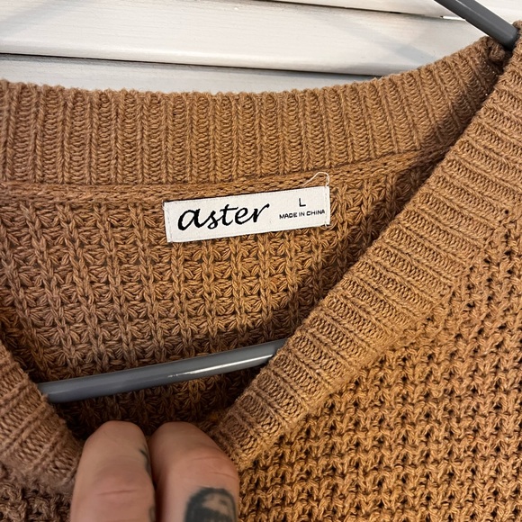Knitted tan brown sweater. - Picture 2 of 3